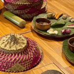 zdjęcie azjatyckich przyborów kuchennych na tle drewnianego stołu