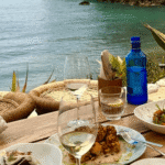 zdjęcie dań w restauracji bezglutenowej podanych na drewnianym stole na tle morza