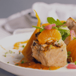 zdjęcie estetycznego bezglutenowego dania na białym talerzu 